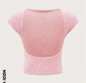 ”Spets” tröja med öppen rygg - Köpte denna söta topp på Shein men tyvärr var den lite förstor för mig. Säljer den då, endast testad 1 gång. Väldigt fin i materialet och söt färg🩷