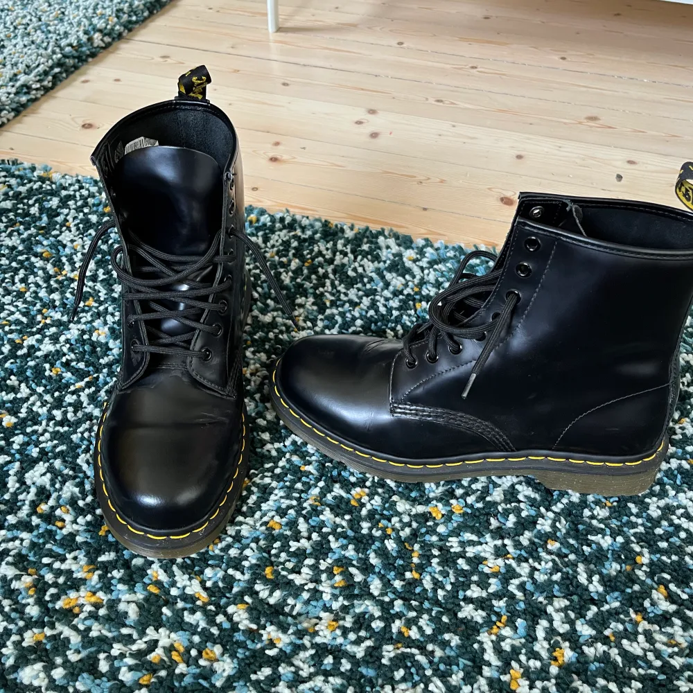 Hej säljer ett par dr.martens skor som jag haft i ett tag men aldrig använt då de är i fel storlek, lite creasing men annars helt nya.. Skor.