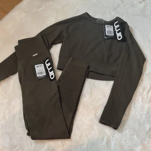 Träningsset AIMN  - Tröja storlek M passar mer S  Och leggings storlek S, normala i storleken. 