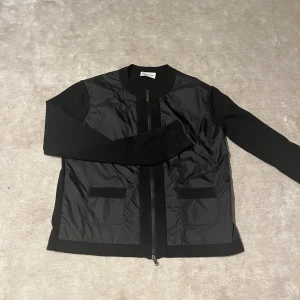 Moncler cardigan  - Säljer en moncler tröja/cardigan, storlek xs i fint skick