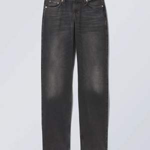Supersnygga grå/svarta jeans från weekday i modellen Arrow. Superbra skick men säljer de för att de inte kommer till användning, de är i storlek 27/32. Nypris 599 kr. Hör av dig för fler bilder. Priset kan diskuteras. 