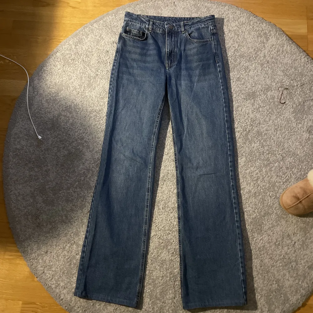Säljer dessa nästan oanvända jeans från massimo dutti!! Jag är 176 cm💘. Jeans & Byxor.