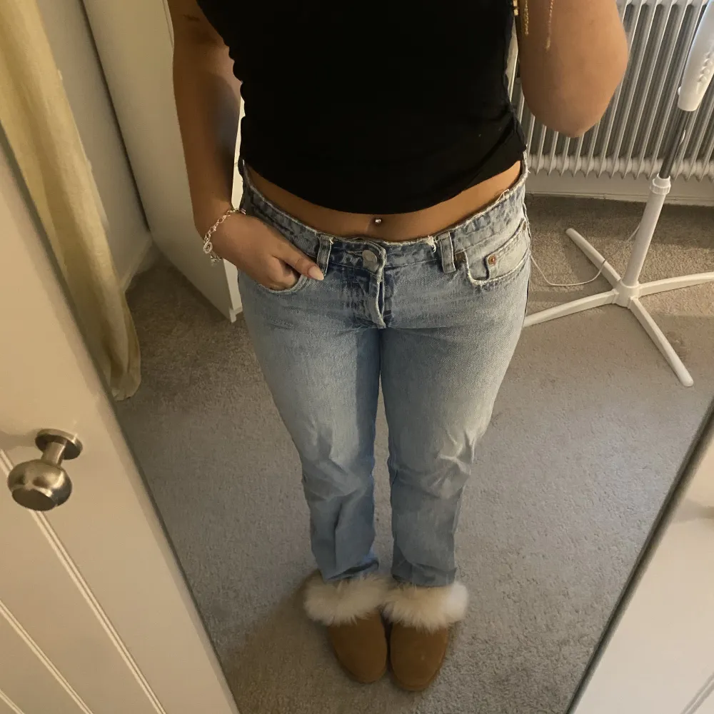 Säljer mina jenas från zara som inte kommer till användning😊💕. Jeans & Byxor.