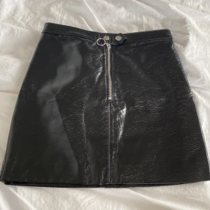 Svart Läderkjol  - Skitsnygg svart läderkjol i storlek 34 med knappdetalj och dragkedja🖤superbra skick, säljer för att den inte kommer till användning💓