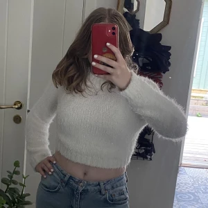 Fluffig vit tank top - Varm, skön och fluffig tröja som passar till det mesta. Perfekt för vintern.  Finns i Märsta men kan även fraktas (frakten ingår inte i priset). Jag kan även mötas i Stockholm :) 