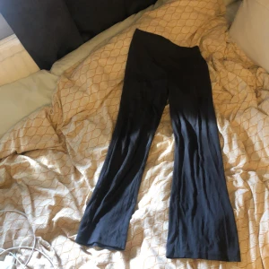 Tunna mjukis byxor  - Säljer pågrund utav att dem är för korta vid benen andvänt 2 gånger bra skick! Väldigt sköna!👍🏻❤️