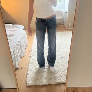 Superfina oanvända Lågmidjade jeans. Storlek 26 och passar perfekt på mig som vanligtvis har 34/36 och är 171 cm. Färgen syns tydligare på bild 2🩷 Det är bara att höra av dig om du undrar något!!