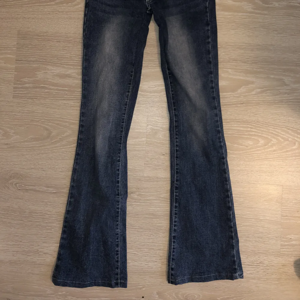 Fina lågmidjade jeans med jättesnygga fickor🩷Säljer för att de är för korta för mig😢Har aldrig använt. Skriv för fler frågor🩷🩷. Jeans & Byxor.