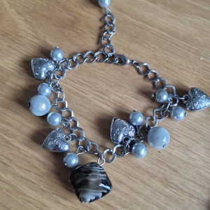 Armband med berlocker  - Armband med flera berlocker 