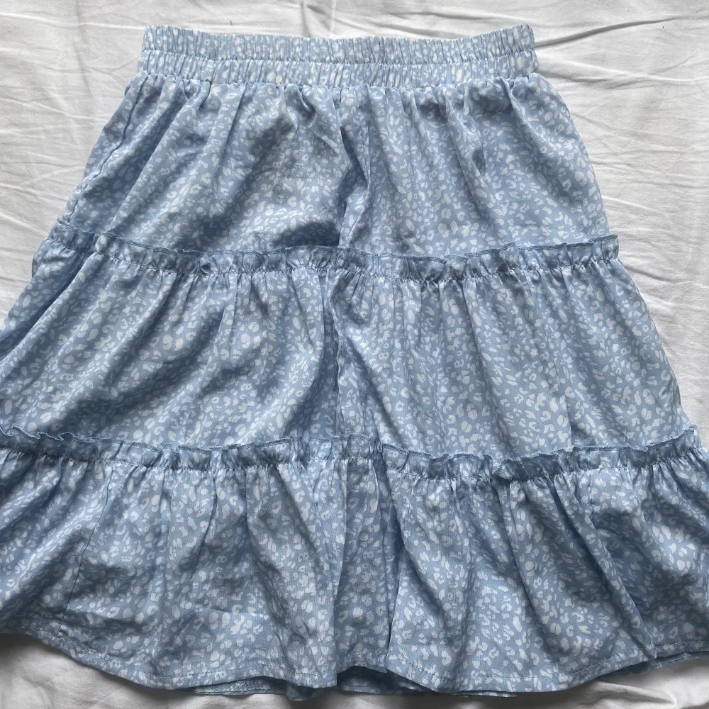 Ljusblå kjol med vita detaljer från SHEIN, går lite över knäna, inte änvänd särskilt många gånger🥰. Kjolar.