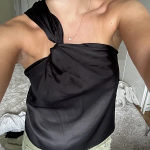 Satintopp - Oanvänd topp från NAKD, prislapp kvar 💗