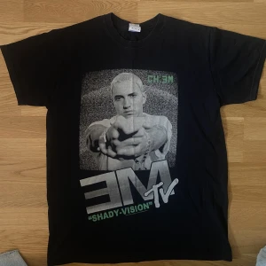 Eminem t-shirt  - Svart t-shirt med eminem, passar flera storlekar beroende på vilken passform man föredrar🖤 högsta bud: 55