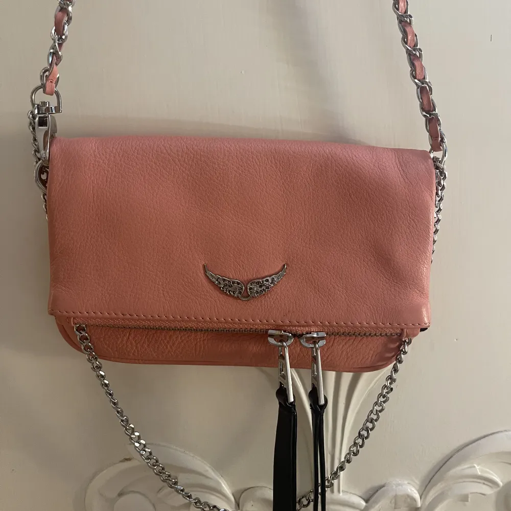 Säljer nu min rosa Zadig väska i storlek mini. Ändast använd fåtalet gånger!. Laukut & Käsilaukut.
