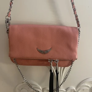 Zadig väska - Säljer nu min rosa Zadig väska i storlek mini. Ändast använd fåtalet gånger!