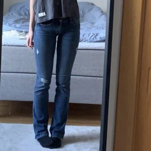 Hollister jeans - Skitsnygga lågmidjade hollister jeans. Väldigt lika LTB jeansen. Stretchiga och supersköna. Innerben 80 och midjemått 35 rakt över. Men som sagt väldigt stretchiga.