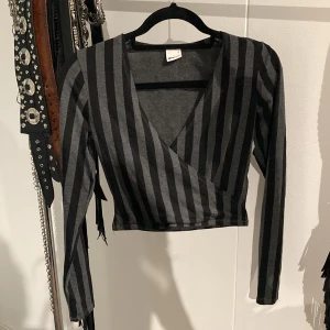 Omlott top - Långärmad omlottröja. Använd enstaka gånger.  Strl. S, jätreskön och mjuk. 