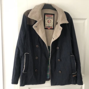 TOKYO LAUNDRY jacka Medium - En skitläcker jacka från Tokyo Laundry i storlek medium. Flitigt använd men lika läcker ändå! Möt hösten med stil för en liten peng! Tillverkad k ull, inte tunn, inte tjock, lagom!