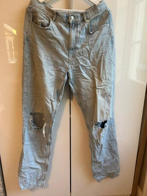 Jeans från Gina Tricot  - Fina jeans från Gina Tricot, lite använda men i bra skick. Storlek 42❤️