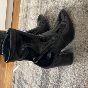 Stövletter - steve madden  - Stövletter från Steve Madden, använt fåtal gånger. Kommer inte till användning, är i storlek 39. 