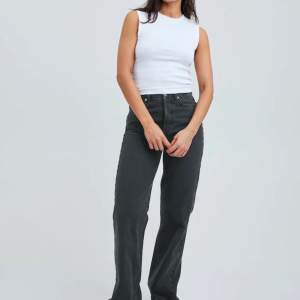 Svarta Jeans från bikbok stl 26, längd 32😚