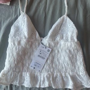 Linne - Jätte fint linne från zara❤️ nypris 300, den har justera bara band💓 säljer pågrund av att den är förstor och glömde skicka tillbaka💕finns flera bilder bara att höra av sig!