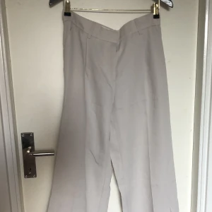 Kostymbyxa - Säljer dessa mellanmidjade ljusgrå kostymbyxor från H&M i storlek 40, säljer dom pga att jag råkade köpa fel storlek så dem är aldrig använda men har dom i andra färger och dom sitter så fint och faller oerhört fint i benen!💞