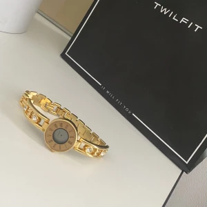 Guldklocka - En jätte fin guldklocka jag köpte nyligen! Har inte använt den alltså! Har inte testat med batteri i men kan vara jätte fint även som ett armband🩷