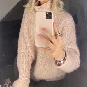 Rosa stickad - Asså så söt stickad tröja i den perfekta ljusrosa färgen! Den är oversize och därför så mysig och najs till hösten🩷