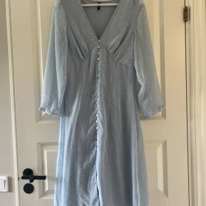 Klänning  - Ljusblå klänning från veromoda. Använd fåtal gånger, fint skick! 