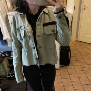 Grön jacka - Fin grön jacka med coola detaljer från bershka i storlek S💚💚