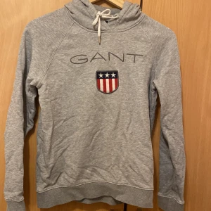 Gant hoodie - Hej, säljer denna gråa gant hoodie pågrund av att den inte används längre🩷i bra skick skulle jag säga, använd ett fåtal gånger