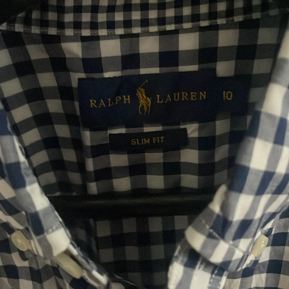 Säljer en Ralph lauren skjorta. Passar som xs. Skjortor.