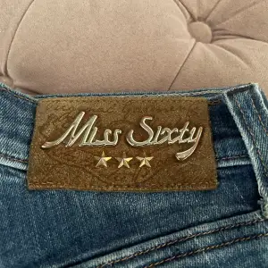 Fina lågmidjade skinny jeans från Miss Sixty. I väldigt bra skick och snygga detaljer som ger  90-tals känsla ୨୧