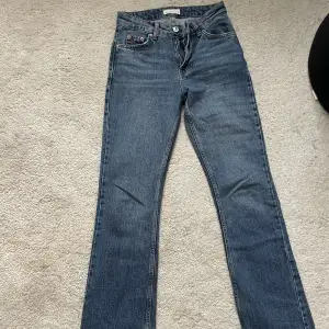 Jeans i modellen full lenght flare, jätte fina men tyvärr för små ! Bra skick .klicka gärna på köp nu💓