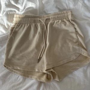 Beiga mjukisshorts - Supersköna beiga mjukisshorts i storlek S från H&M💓 superbra skick! Säljer då dom inte kommer till användning💌