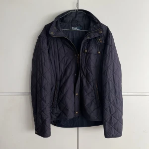 Ralph lauren jacka - Quiltad jacka från ralph lauren. Storlek M i hyfsat använt skick. Mocka detalj vid nacken. Skriv för mer bilder eller info! 💫