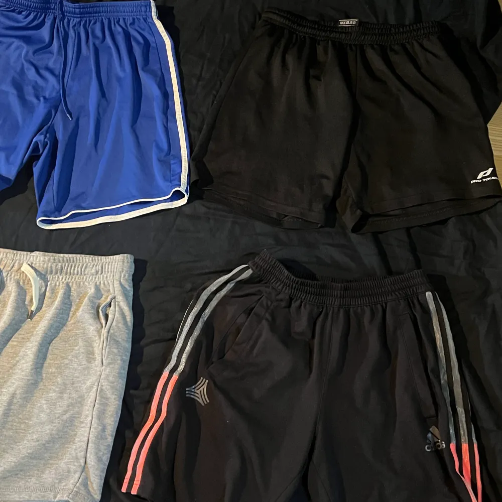 Olika varianter av shorts Storlek S &M  25 SEK  Alla fyra för 75 kr . Shorts.