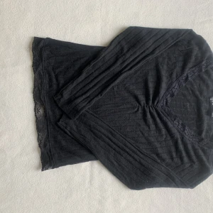 Svart långärmad spets tröja - Säljer denna as snygga tröjan då den är förliten, inga defekter alls