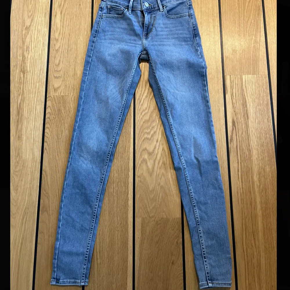 Helt oanvända pga för små.  ”710 super skinny strl 25”  . Jeans & Byxor.