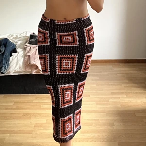 Lång kjol - Stickad lång kjol, aldrig använd så i nytt skick! 