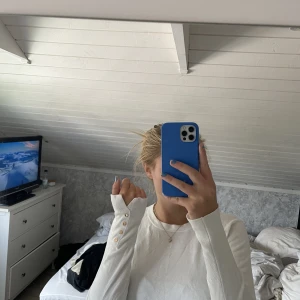 Tröja med guldiga knappar - Populär stickad tröja från zara med guldiga knappar på ärmarna. Tröjan är i storlek M/L. 150kr +frakt