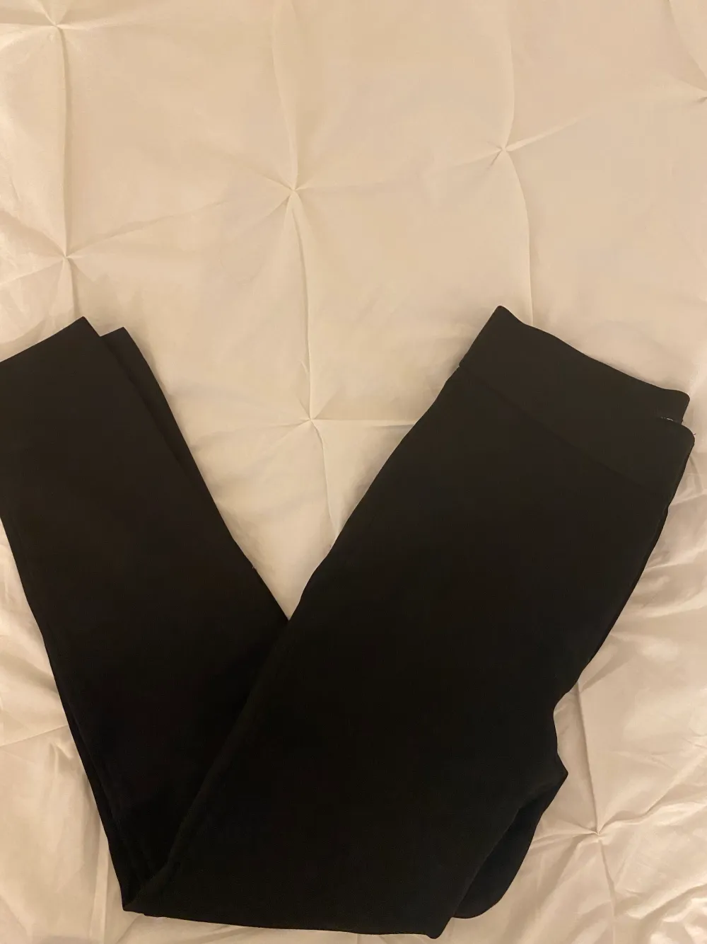 Svarta tights i ett tjockare och finare material från Zara 🩵 Säljer då jag inte hittar användning för dem, använda ett fåtal gånger 💙. Jeans & Byxor.