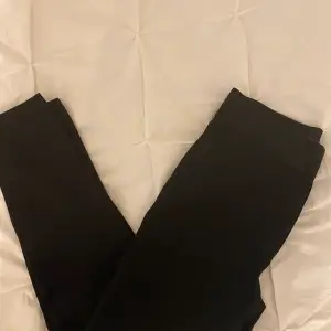 Svarta tights i ett tjockare och finare material från Zara 🩵 Säljer då jag inte hittar användning för dem, använda ett fåtal gånger 💙