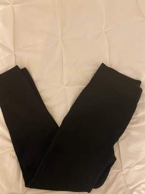 Svarta tights i ett tjockare och finare material från Zara 🩵 Säljer då jag inte hittar användning för dem, använda ett fåtal gånger 💙