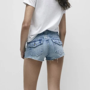 Pull & Bear shorts - Säljer mina lågmidjade pull & bear jeans, har två par. Ett par i 38 & ett par i 40. Se min andra annons för shortsen i storlek 40. Upplever dom som små i storleken. 38 sitter som en 36, 40 som en 38 osv.. Hör av er vid frågor!!