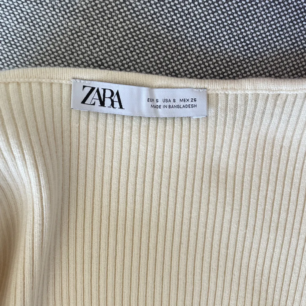 Populär och supersnygg tröja från Zara, endast använd en gång. Slutsåld på hemsidan. Storlek s. Toppar.