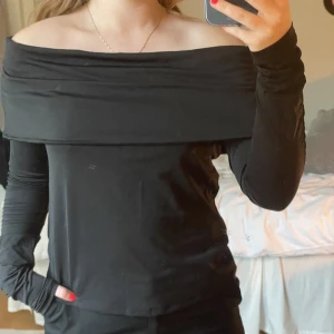 Tröja - Så snygg off-shoulder tröja i väldigt skönt material från HM, som kan användas till både vardag och fest🥰 i storlek M