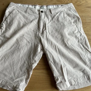 Jack & Jones shorts - Jag säljer mina Jack & Jones shorts i två olika färger en beige och en ljusare blå. Otroligt sköna linneshorts med 18% linne. Säljer en för 150 och båda för 250. 