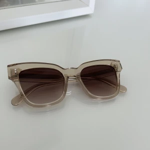 Chimi  - Säljer dessa chimi glasögon 07 2021 modellen. I färgen ecru. As snygga. Passar både tjejer o killar. Inga tecken på användning. Nypris 1200kr. Box, påse och låda medföljer. 