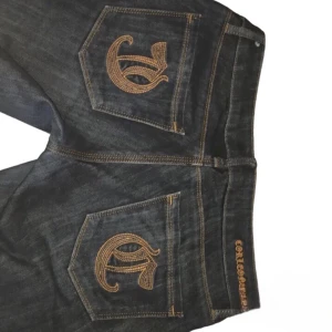 Corleon Denim Jeans  - skit snygg design men allt för små för mig. Står ingen storlek men midjan är 39cm, benlängden är 109cm, ankelbredden är 18cm och lår är 23cm